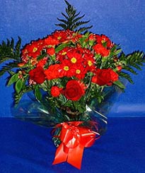  Çankırı yurtiçi ve yurtdışı çiçek siparişi  3 adet kirmizi gül ve kir çiçekleri buketi
