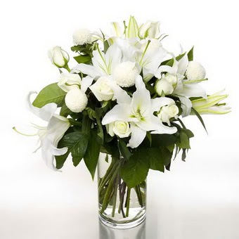  Çankırı anneler günü çiçek yolla  1 dal cazablanca 7 adet beyaz gül vazosu