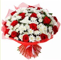11 adet kırmızı gül ve beyaz kır çiçeği  Çankırı İnternetten çiçek siparişi 