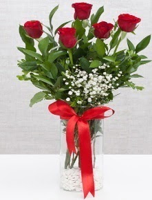 cam vazo içerisinde 5 adet kırmızı gül  Çankırı çiçek , çiçekçi , çiçekçilik 