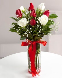 5 kırmızı 4 beyaz gül vazoda  Çankırı çiçek , çiçekçi , çiçekçilik 