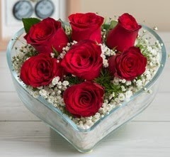 Kalp içerisinde 7 adet kırmızı gül  Çankırı anneler günü çiçek yolla 