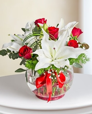 Fanus Vazoda 2 Lilyum ve 5 Gül Dansı  Çankırı çiçek online çiçek siparişi 